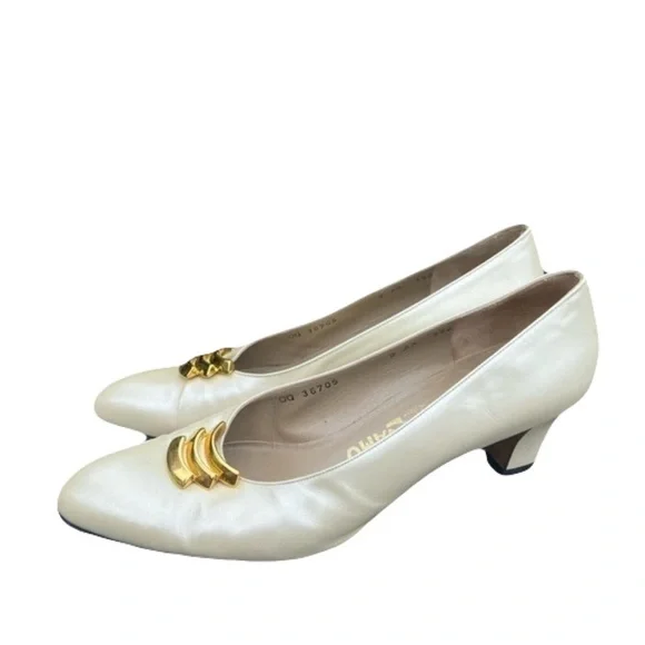 Salvatore Ferragamo Vintage Ivory Leather Pumps – Classic Elegance - Picture 2 of 12